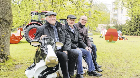 Die Landwirte Wilhelm Br&uuml;ggemeier, Hubertus Beringmeier und Hermann Seeker (v.l.) machen sich f&uuml;r die &bdquo;Initiative Tierwohl" stark. - &copy; Franz Purucker