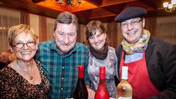 Lang ist es her: 2014 pr&auml;sentierten Hannelore (L&ouml;rle) und Wolfgang Budde gemeinsam mit Andrea und Pierre Louis Plat den Wein zum dritten Blomberger Heimatmen&uuml;. Archivfoto: Torben Gocke - &copy; Torben Gocke 0160 966 411 76
