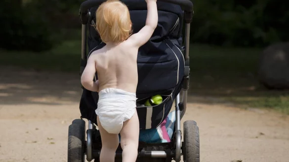 Kind schiebt Kinderwagen - &copy; Foto: Frank Rumpenhorst