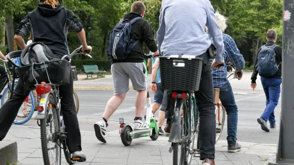 E-Scooter im Stra&szlig;enverkehr - &copy; Foto: Jens Kalaene/dpa-Zentralbild