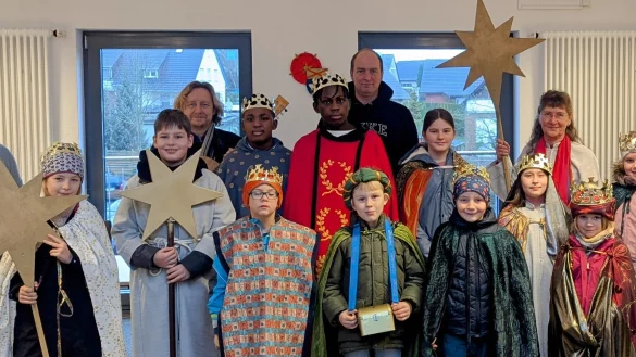 Sternsinger zu Besuch im Kalletaler Rathaus: die Initiatoren Ursula Kuhfuß (hintere Reihe, Zweite von rechts) und Pastor Thorsten Rosenau (hintere Reihe, Zweiter von links) mit Bürgermeister Mario Hecker (rechts), Fachbereichsleiterin Ewa Hermann (links), Unterstützer Tino Studlarek (hintere Reihe, Mitte) und den
Sternsingern vor dem Sitzungssaal der Gemeinde Kalletal. - © Gemeinde Kalletal