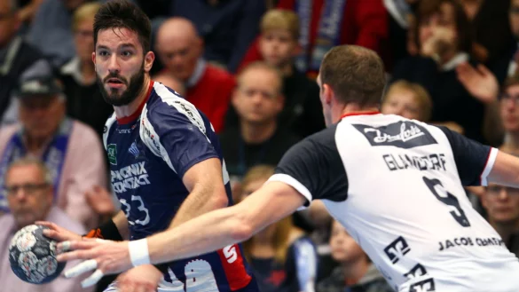 Lemgoer Dampfmacher: Tim Suton sucht den Weg an Holger Glandorf vorbei. - &copy; J&ouml;rg Hagemann