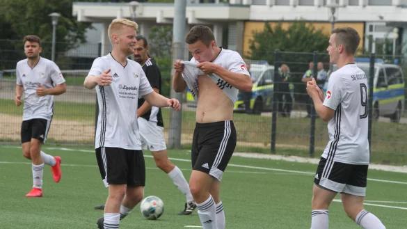 Torjubel: Felix Spilker (Mitte) k&uuml;sst sein Trikot nach dem 4:0 f&uuml;r SG Belle-Cappel-Reelkirchen, das auch die Polizisten gesehen haben. - &copy; Sebastian Lucas(LZ)