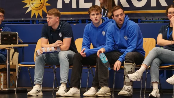 Diese Drei sind nicht dabei: Lukas Hutecek, Connar Battermann und Bobby Schagen, der auf magische Weise die Wasserflasche kreisen lässt, fehlten dem TBV in Göppingen. - © Jörg Hagemann