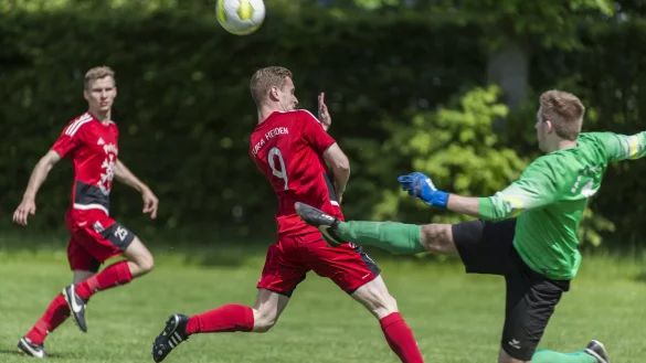 H&ouml;chste Not: Sinnbildlich f&uuml;r die Tabellensituation rettet in dieser Szene der Oesterholzer Keeper Bj&ouml;rn Bergner im letzten Moment gegen den heraneilenden Jann K&ouml;nig. - &copy; Egon Penner
