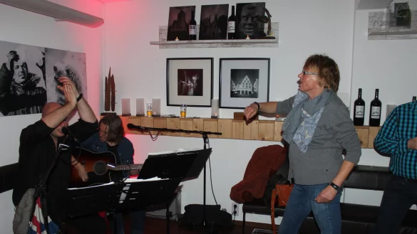 Corinna Zimmermann tanzt zu der Musik, die Björn Kater (links) und Lars Zwickies als „Memory Cats" bei „Lemgo Live" im Eiscafé Amigelato abliefern. - © Reinhold Sölter