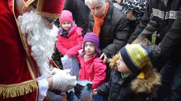 Beim Austeilen der Geschenke l&auml;sst der Nikolaus in Pivitsheide die Kinderaugen leuchten. - &copy; Raphael Bartling/Andreas Schwabe