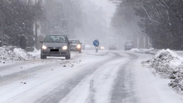 Schnee und Glatteis auf den Straßen behindern den Verkehr. - © Archivfoto: Vera Gerstendorf-Welle