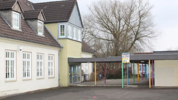 Die Grundschule Ehrentrup erh&auml;lt eine Mensa, die dort, wo sich jetzt die Pausen&uuml;berdachung befindet, den Altbau und den Neubau verbindet. - &copy; Sandra Castrup