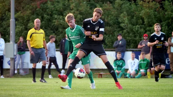 Einen Schritt zu sp&auml;t kommt Holzhausen/Sylbachs Spielf&uuml;hrer Dominik Funke hier gegen den Ahmser Jan-Hendrik Pluskat. - &copy; J&ouml;rg Hagemann