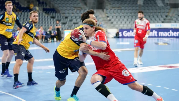 Kaum ein Durchkommen f&uuml;r Andreas Cederholm gegen die L&ouml;wen-Abwehr, hier mit Patrick Groetzki. - &copy; foto2press