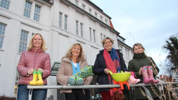 Ute Reichert, Claudia Tunsch, Dr. Petra Heider und Katherine Lammert (von links) stellen das neue VHS-Programm vor. - &copy; Cordula Gr&ouml;ne