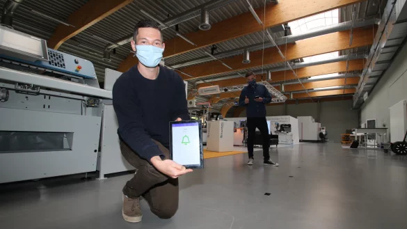 Andreas Schr&ouml;der (links) und Alexander Kuhn und testen in der "Smart Factory" an der Technischen Hochschule die neue App, die automatisch Abstandswarnungen ausspucken soll. - &copy; Jens Rademacher