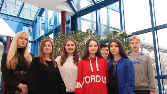 Ukrainische Betreuerinnen und Sch&uuml;ler im Gymnasium: (von links) Mariia Dudnyk, Olha Tybor, Anastasia Shkad, Tina Tkachyk, Jeanne Scheck, Polina Kyrdzieva und Pavlo Shershniev. - &copy; Cordula Gr&ouml;ne