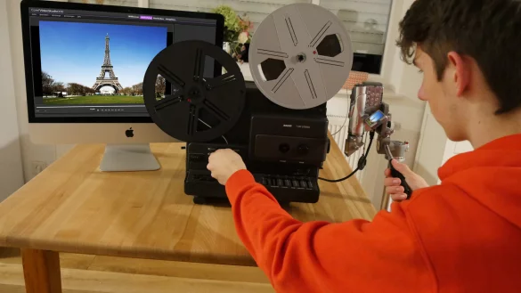 Niels Sipkar bedient die Technik f&uuml;r die professionelle Digitalisierung von Schmalfilmen. Dabei projiziert der Filmprojektor sein Bild &uuml;ber einen Spiegel direkt in die Linse einer Digitalkamera. - &copy; Nusret Sipkar