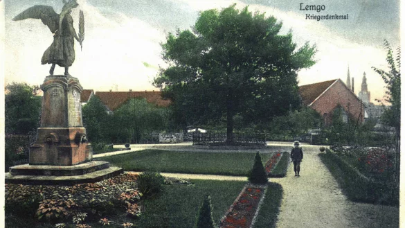 1900 erschuf der Bildhauer Rudolph H&ouml;lbe das Kriegerdenkmal, das in einer Linie mit der Friedenseiche am Wall am Ostertor stand, wie die alte Postkarte aus dem Stadtarchiv zeigt. 1943 wurde die Walk&uuml;re samt Sockel f&uuml;r die Kriegsmaschinerie eingeschmolzen. Die Friedenseiche samt Hinweisschild aber hat bis heute &uuml;berlebt. - &copy; Stadtarchiv Lemgo