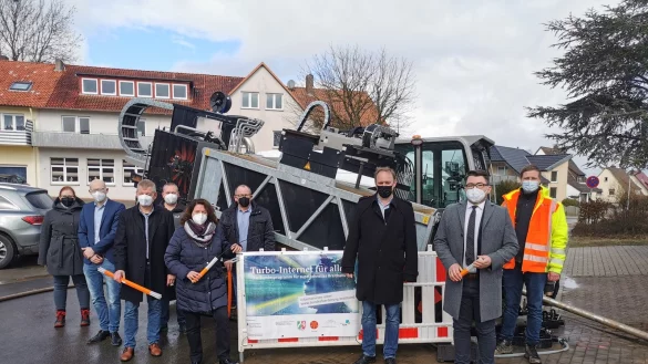 (v. links): Ann-Kathrin Heider(Bauamt Gemeinde Extertal), Fabian Halt (Bezirksregierung Detmold), B&uuml;rgermeister Frank Meier, Wayne Scourse (Medienbeauftragter Sekundarschule Nordlippe), Kerstin Vieregge (MdB), Peter Wehrmann (Leiter Sekundarschule Nordippe), Kai-Timo Wilke (Sewikom-Gesch&auml;ftsf&uuml;hrer), Christian Sauter (MdB) und Jan Kampen (Bauleiter Sewikom). - &copy; Sylvia Frevert(LZ)