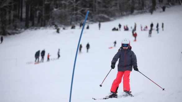 Hunderte Ski- und Schlittenfahrer wie etwa Lara Schickel stürzten sich an der Piste in Holzhausen-Externsteine ins kalte Vergnügen. - © Torben Gocke