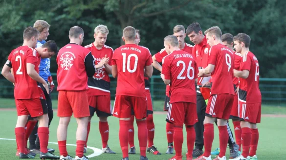 Freuen sich auf einen "Topgegner": Die Spieler von TuRa Heiden und Trainer Thorsten Schmiech. - &copy; Sebastian Lucas
