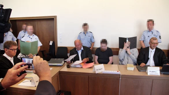 Das war der Prozessauftakt: Auf der Anklagebank finden sich (von links) Anwalt Jann Popkes, sein Mandant Heiko V., Anwalt J&uuml;rgen Bogner, sein Mandant Mario S., Andreas V. und sein Anwalt Johannes Salmen. - &copy; Bernhard Preuss