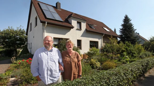 Uwe und Elke Bader vor ihrem Haus. Die kleine Solarthermieanlage übernimmt von April bis Oktober fast den ganzen Warmwasserbedarf. Foto: Bernhard Preuss - © Bernhard Preuss