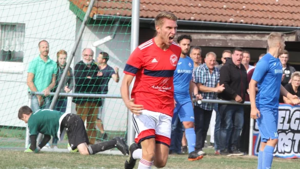 Schreit seine Freude heraus: Philipp Born hat gerade zum 1:1 eingenickt. TBV-Keeper Jan R&ouml;sener muss das Leder aus dem Netz holen. Fatih &Ouml;zt&uuml;rk schaut daneben sauer drein. Die H&ouml;rLie-Fans freuen sich hingegen. - &copy; Sebastian Lucas