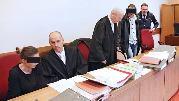 Auf der Anklagebank: Der 39-j&auml;hrige Installateur neben seinem Verteidiger Dr. Holger Rostek, daneben Rechtsanwalt Peter Rostek sowie die mitangeklagte Ehefrau, die w&auml;hrend ihrer Aussage teilweise einen Dolmetscher brauchte (von rechts). - &copy; Gerstendorf-Welle