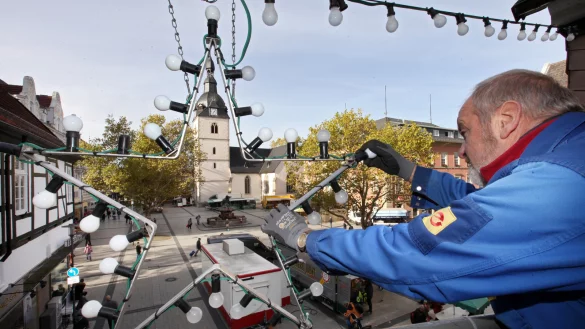 Stimmungsvolles Licht: Jedes Jahr im November werden die Lichterketten und Sterne angebracht, hier von Jochen Müller (rechts). - © Archivfoto: Bernhard Preuss