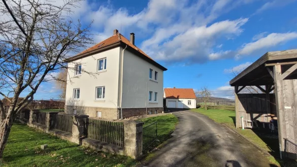 Das Haus Blomberger Straße 41 steht in weiten Teilen samt Bruchsteinmauer und dahinter liegender Werkstatt unter Denkmalschutz. - © Katrin Kantelberg