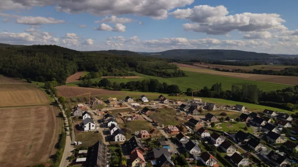 In Blomberg l&auml;sst es sich aushalten - aktuell liegen der Stadt 133 Bewerbungen von Interessenten vor, die in der Nelkenstadt gerne Eigenheime bauen m&ouml;chten. Damit nicht wahllos gebaut und weitervermietet wird, &auml;ndert die Stadt jetzt die Regeln. - &copy; Stadt Blomberg