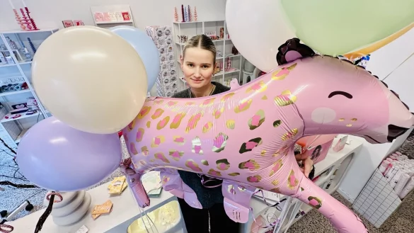 Lea Josephine Melcher pr&auml;sentiert in ihrem Laden "Ballonlies" die Leichtigkeit des Seins in Latex und Folie. - &copy; Stefan Becker