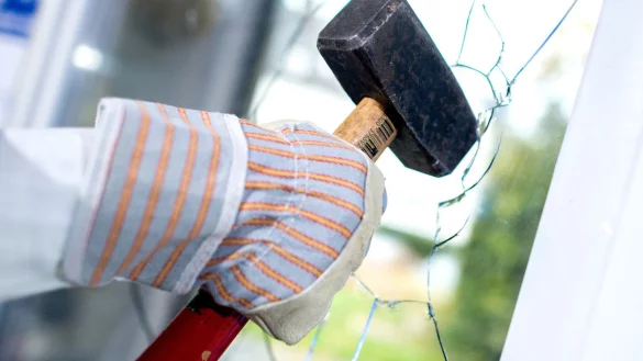 Schaden durch Einbrecher - &copy; Foto: Hauke-Christian Dittrich/dpa