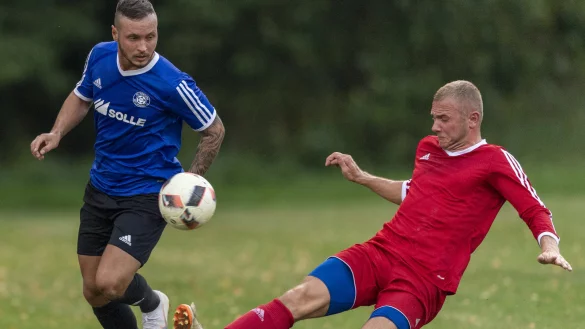 Engagierter Einsatz: Resolut f&auml;hrt der Falkenhagener Christian Fischer (rechts) seinem Schl&auml;nger Gegenspieler Thomas Schulz in die Parade. - &copy; Egon Penner