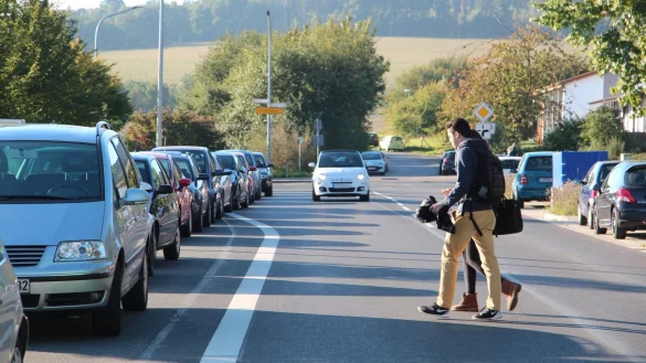 Um den Verkehr zu steuern, hat die Stadt eine Stellplatz-Satzung auf den Weg gebracht.&nbsp; Die beschr&auml;nkt die Fl&auml;che und sieht Abl&ouml;se-Summen vor. - &copy; Archivbild Till Brand
