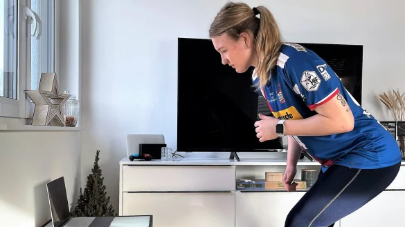 Malina Marie Michalczik trainiert in den eigenen vier W&auml;nden vor dem Notebook mit den Teamkameradinnen der HSG Blomberg-Lippe. - &copy; Malina Marie Michalczik