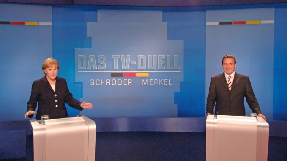 4. September 2005: Im TV-Duell mit der CDU-Vorsitzenden Angela Merkel sagt Bundeskanzler Gerhard Schröder: "Ich liebe meine Frau." - © imago images / photothek