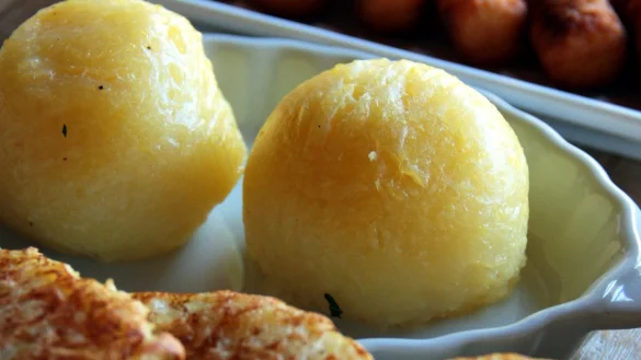 Kartoffelkn&ouml;del - &copy; Foto: Mascha Brichta/dpa-tmn