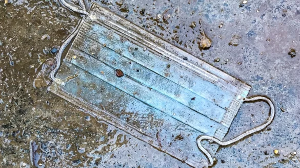 Corona-Schutzmaske - &copy; Foto: Boris Roessler/dpa