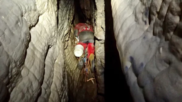 Der steile Aufstieg in die so genannte Bischhofskammer in der Hohlsteinh&ouml;hle. Die glatten W&auml;nde erschweren das Vorankommen. Nur selten bietet ein Tritt ausreichend halt. - &copy; J. Tuschinsky