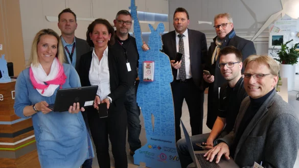 (von links) Daniela Niestroy (SVD), Andre Uhlstein (Freifunk), Eva Ellminger (Stadtwerke), Klaus Proppe (Freifunk), Frank Hilker (K&auml;mmerer), Thomas Lammering (Technischer Beigeordneter), Sebastian Stake (Freifunk) und J&ouml;rg Karlikowski (Stadtwerke) freuen sich &uuml;ber den Freifunk-Router. - &copy; Foto: Wolf