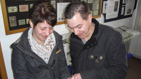 Stammgäste im Heimatmuseum Alverdissen: die beiden Sondengänger Kristin Juling (li.) und der gebürtige Alverdisser René Stock (re.) mit ihren Münzfunden, die letztes Jahr im Heimatmuseum ausgestellt wurden. - © Sylvia Frevert