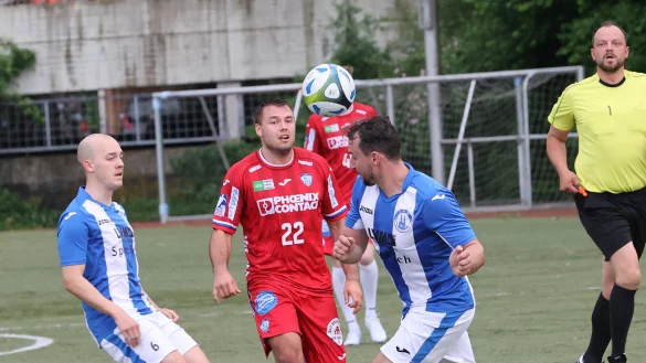 Vor den Augen von Schiedsrichter Timo Franz-Sauerbier setzt sich Kian Schwarzer (Mitte) gegen Marvin Fuchs (links) und Dennis Reichert von den TBV-Fu&szlig;ballern durch. - &copy; paul cohen