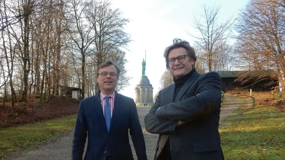 Stephan Prinz zur Lippe (links) und Günter Weigel sind stolz darauf, dass die Werbevideos für Lippe so gut ankommen. Die Klickzahlen aller bisherigen Folgen liegen insgesamt bei einer Million. - © Astrid Sewing