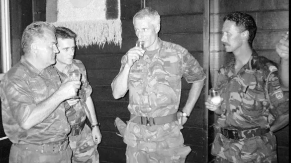 Mladic und Karremans - © Foto: AP/dpa