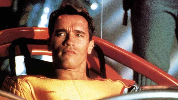 Arnold Schwarzenegger wird im Film "Running Man" von 1987 als unschuldig Verurteilter zur Belustigung der Massen durch Los Angeles gejagt. - &copy; imago/United Archives