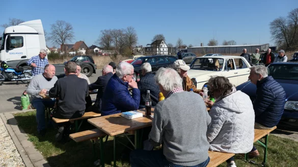 Oldtimer-Freunde haben in Lage ihre Autos pr&uuml;fen lassen. - &copy; Fotorechte: DAVC