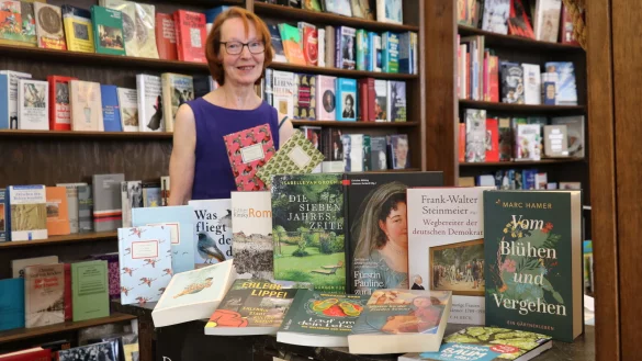 Corinna Klassen von der Buchhandlung Maschke mit ihrer Auswahl an Lese-Tipps f&uuml;r diesen Sommer. - &copy; Alexandra Schaller