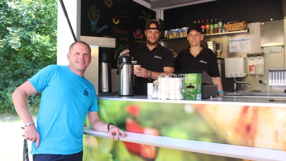 Foodtruck statt Kiosk: Bademeister J&ouml;rg Mengedoht (links) freut sich, einen neuen Betreiber im Blomberger Freibad gefunden zu haben. Den integrativen Mitarbeitern Marc Klaus und Cornelia Fr&ouml;hlich bereitet die Arbeit im Foodtruck sehr viel Freude. - &copy; Michaela Wei&szlig;e