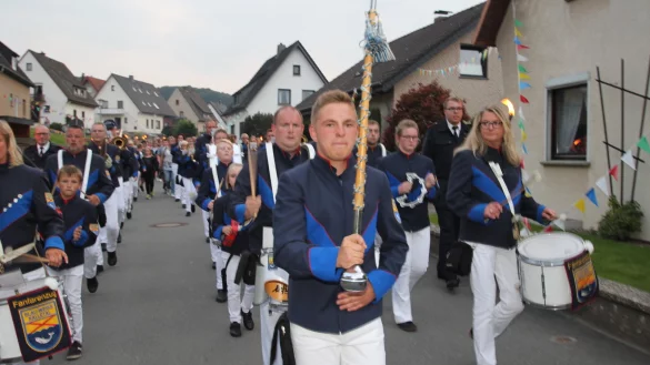 Sternmarsch: Der Fanfarenzug Blau-Wei&szlig; Kalletal begleitet den Lampionzug. - &copy; Jens Rademacher