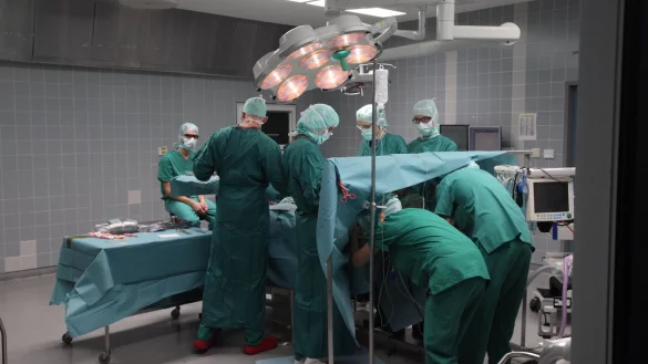 Geballte Kompetenz: Eine moderne Familienklinik in Detmold, medizinische Kompetenz am Standort in Lemgo sowie ausgezeichnetes Personal und Technik in den OP-Sälen brachten den Titel Uni-Klinik ein. - © Archivfoto: Bernhard Preuss